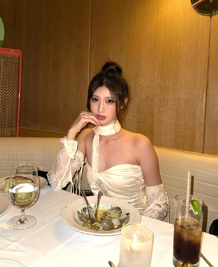 冯小刚和徐帆的女儿徐朵20岁生日了，因为徐朵还在美国读书，所以生日就简单和朋友闺