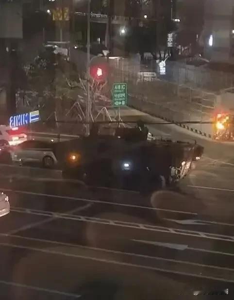 韩国军队装甲车开上街头，正在逮捕韩国反对党议员、官员

目前韩国反对党派主要成员