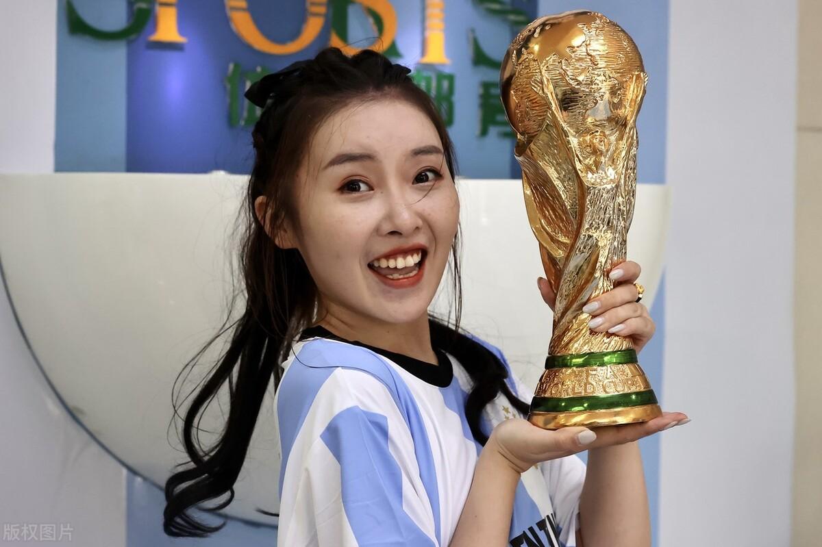 夹缝中生存的中国男足，存在感在哪里？贵州村超VS球王梅西，这才是中国球迷正在关注