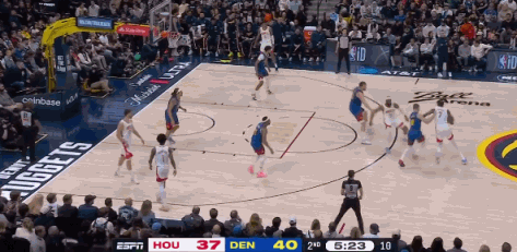 奥科吉这球真硬
193cm的身高居然敢在篮下硬打约基奇，就冲这份勇气我也得给你竖