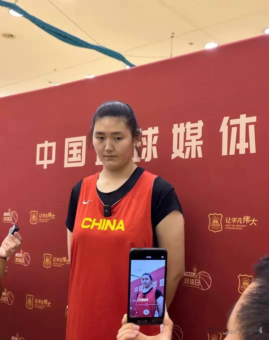 他是我们的女篮年轻球员张子宇！
据报道她的身高已经达到了2.27米，这已经超过了