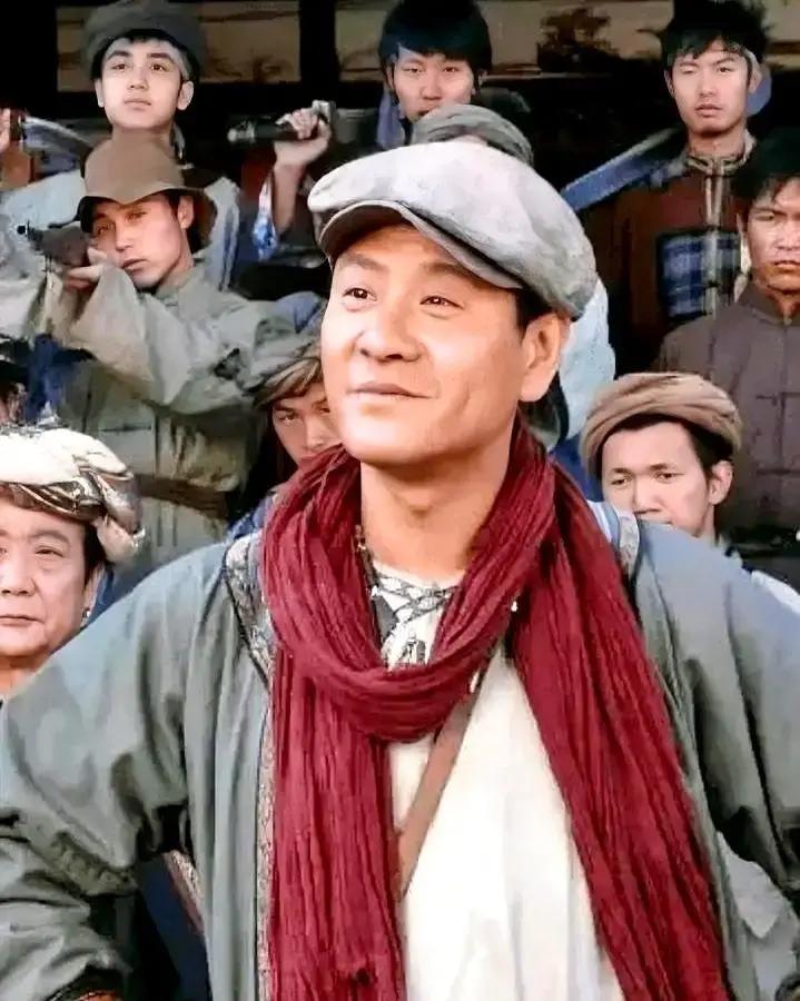 朱亚文只客串几场戏，片酬360万，比孙千少40万，比陈晓少640万。
他一出场，