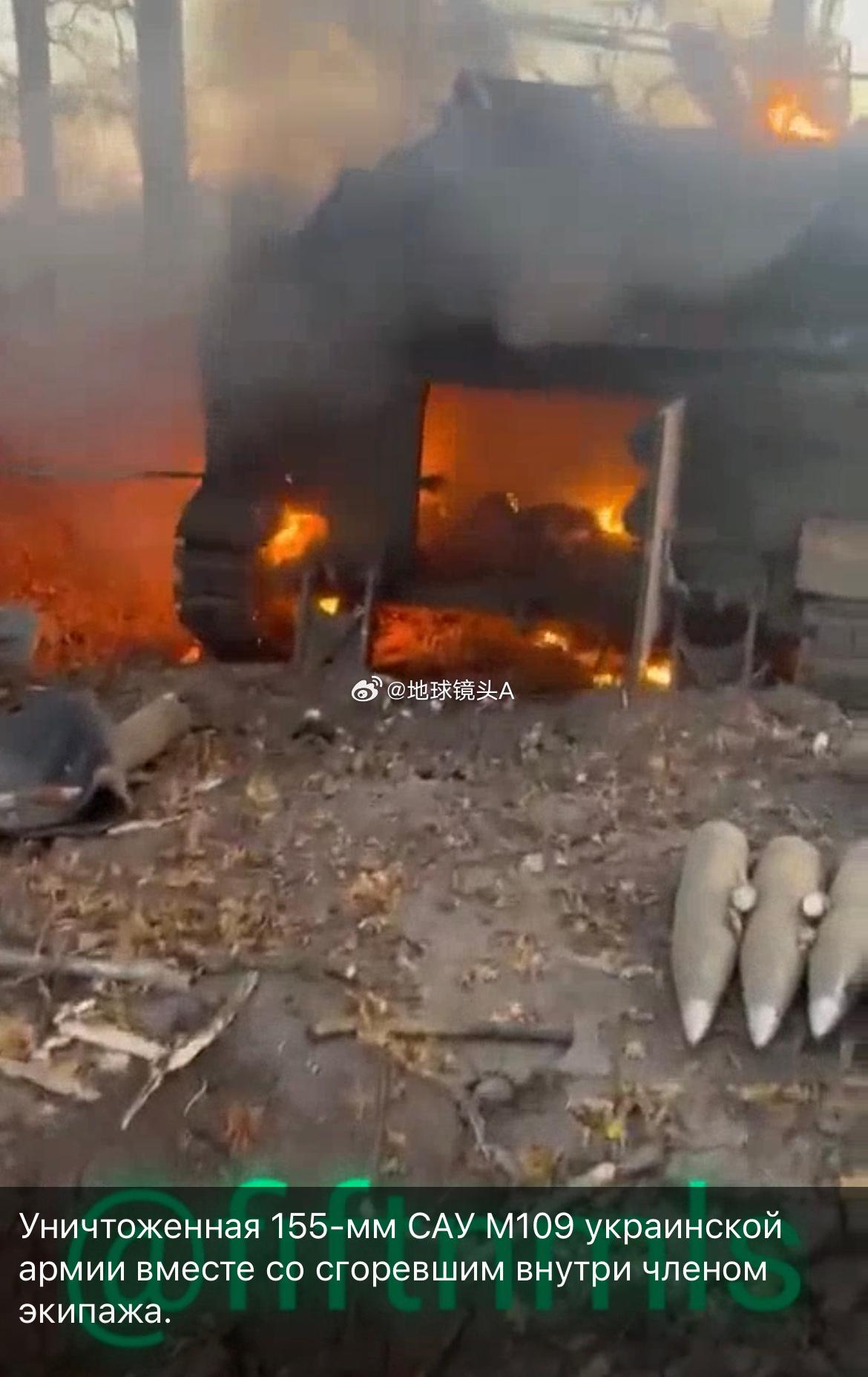 乌军士兵悲愤的看着一辆被摧毁的美制M109 155毫米自行榴弹炮，以及一名被烧成