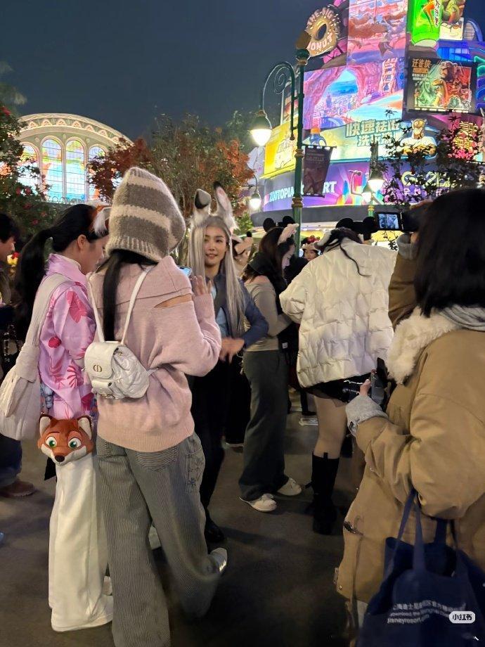 上迪偶遇卢昱晓上迪偶遇卢昱晓cos朱迪 卢昱晓的朱迪cos神还原，兔耳造型萌翻全