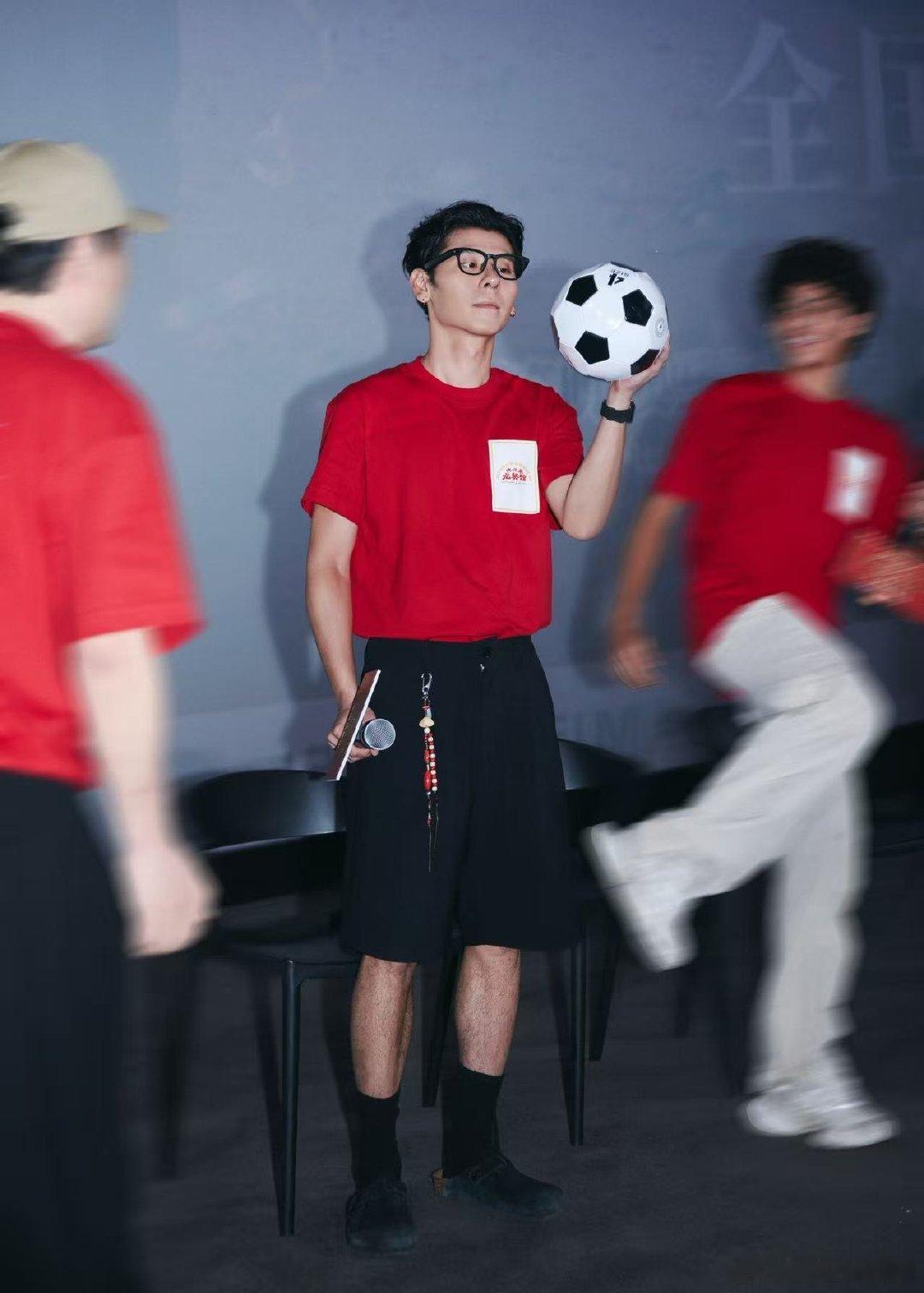 蒋奇明听到观众说我也是妈妈的反应观众对蒋奇明说我也是妈妈路演现场听到观众说“我也