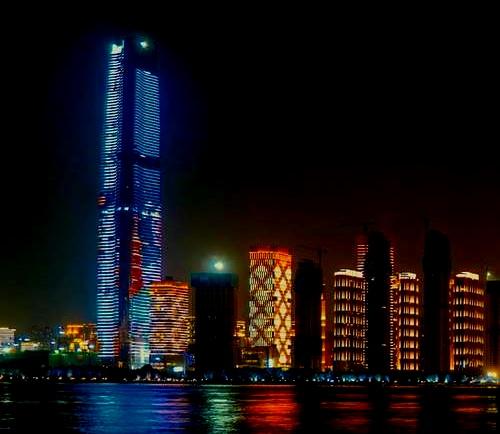 今天在公司楼下抽烟，碰到隔壁部门的老张，42岁，被裁了。

他蹲在花坛边上，手里