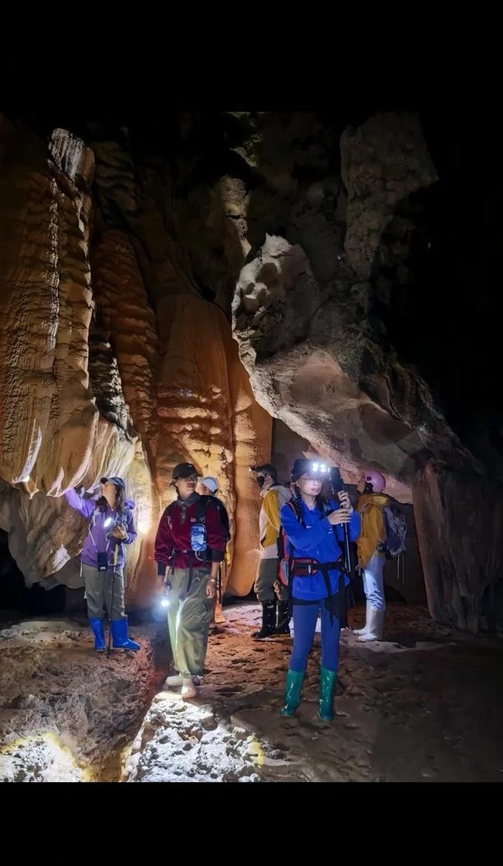 钻过这个“狗洞”，探秘地下河出口河伯源
山洞里到底藏着什么 户外探险 探洞 溶洞