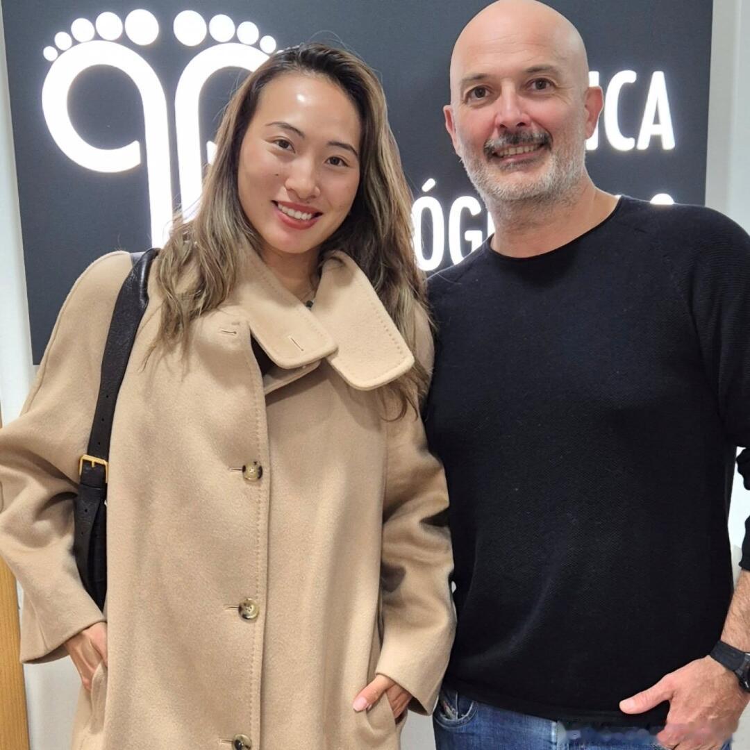 钦文去了巴塞的一家足部诊所定制鞋垫郑钦文23年也来定过，期待好装备能随她重新起航