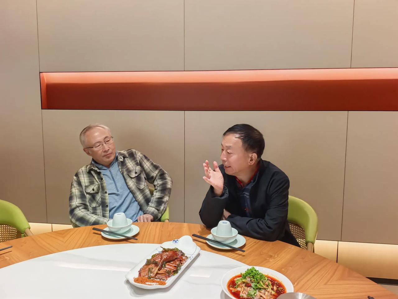 回成都后大鱼大肉的场面有开始了。接连二三的宴请微信电话…今天徒弟小唐专门为我回国
