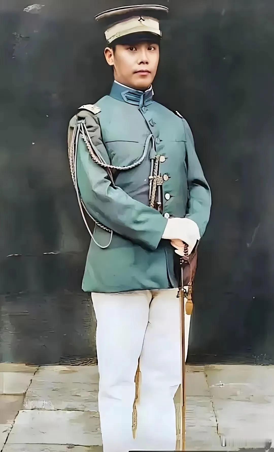 1948年，70岁穷困潦倒的袁克定流落街头，却遇到了曾经的老仆人，仆人每天上街帮