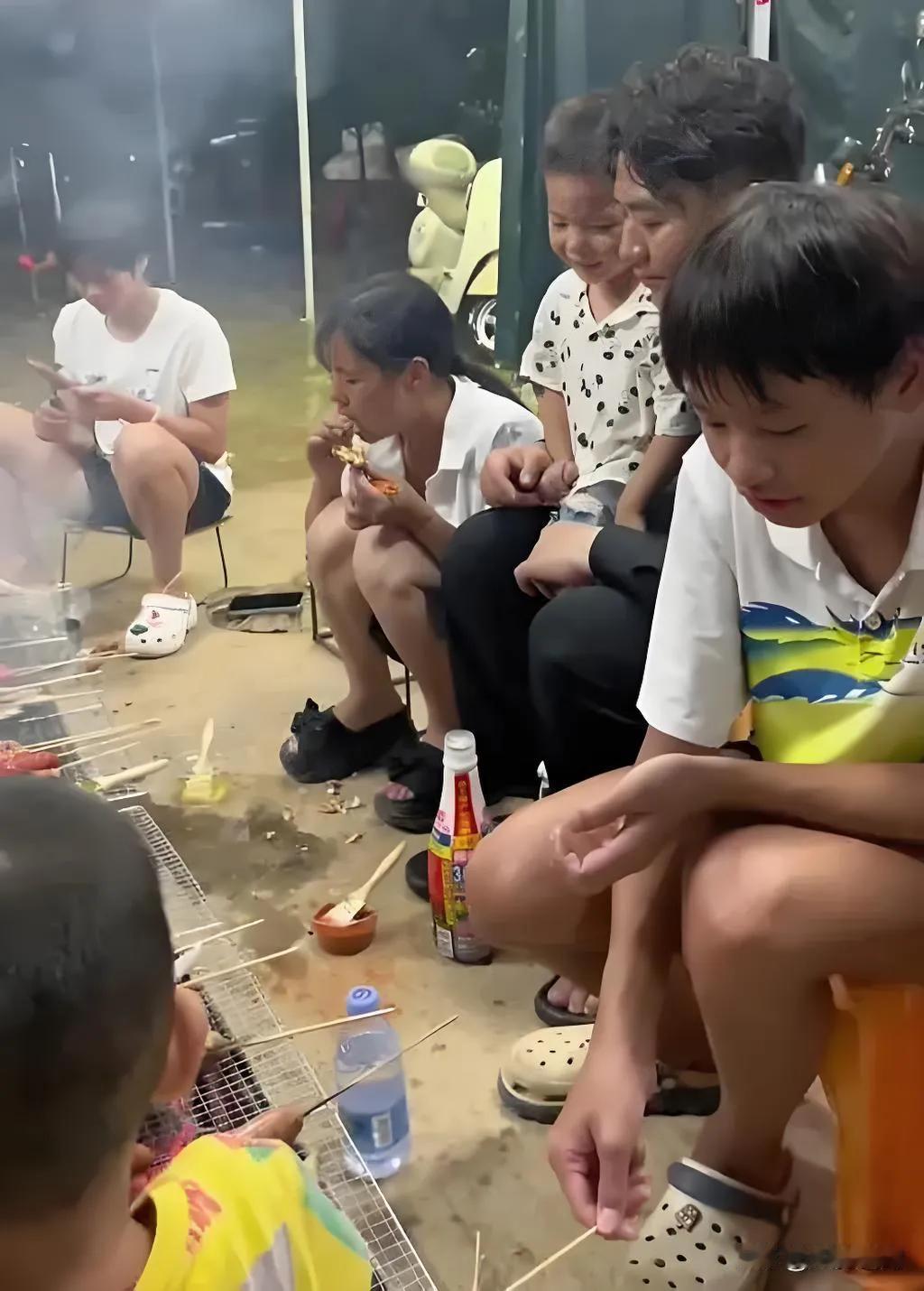 全红婵和陈芋汐的过节方式，
凸显出城市与农村区别。
​全红婵，平时各忙各的，没什