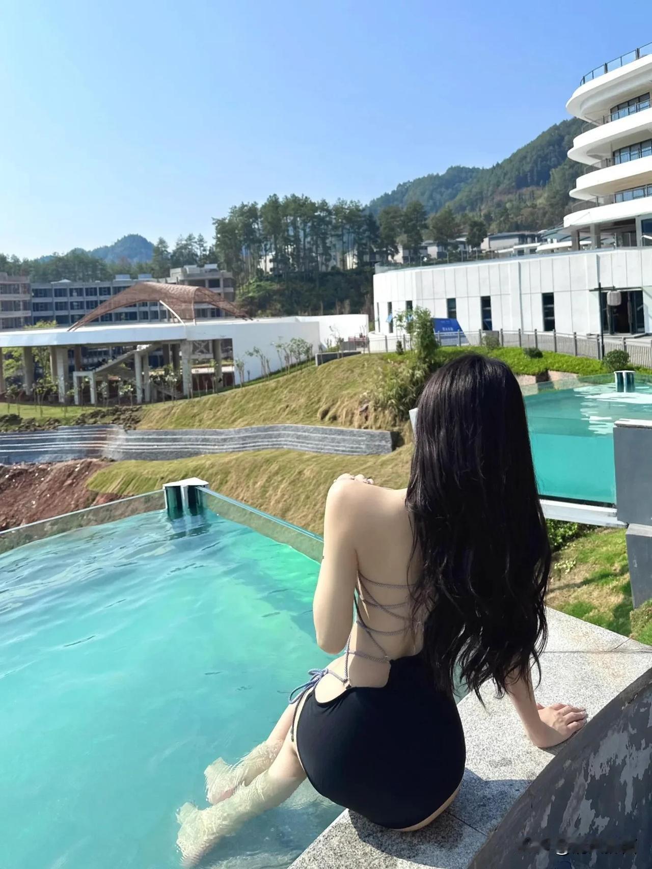 水清山绿，美人坐池边。#美丽出水芙蓉# #美女人美景# #景美人更美🥰# #美