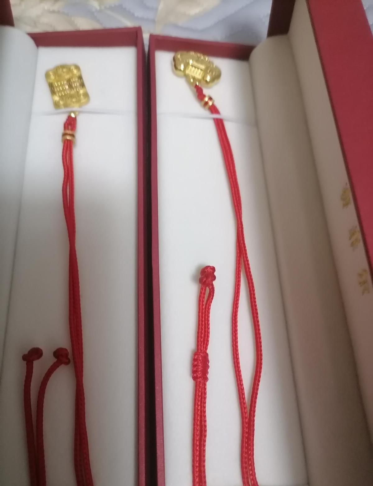 儿子儿媳给俩孙女买金锁，10克8808块，宝妈懵了：这牌子没听过啊？
一查，赛菲