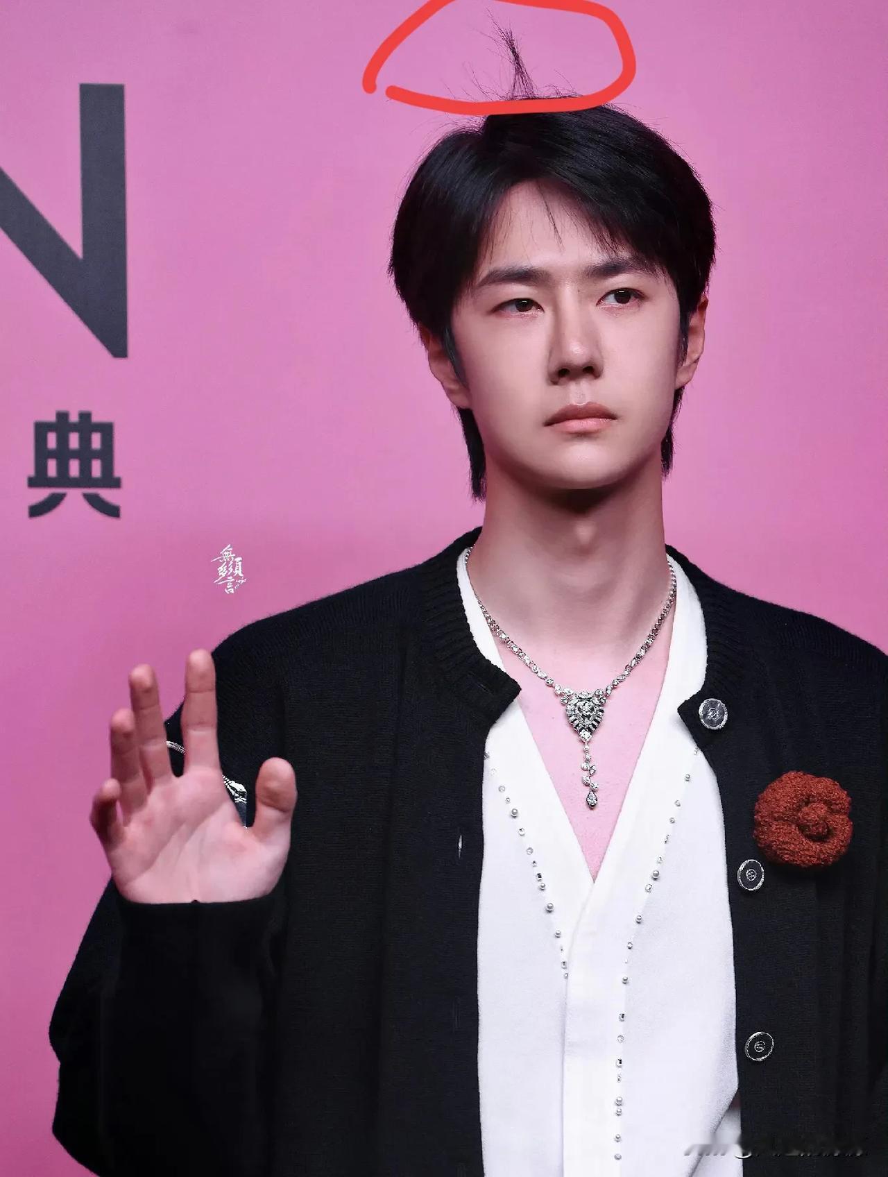 这跟呆毛显得他更加可爱了[憨笑]