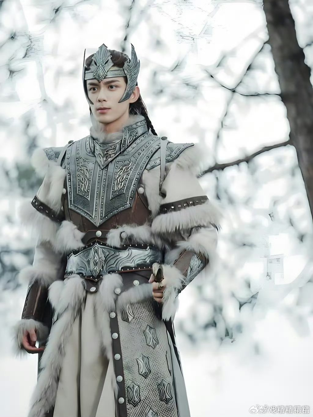 媒体评粉底液将军张凌赫粉丝说，陈哲远和吴磊的将军也挺白的，为啥不批评他们？ 