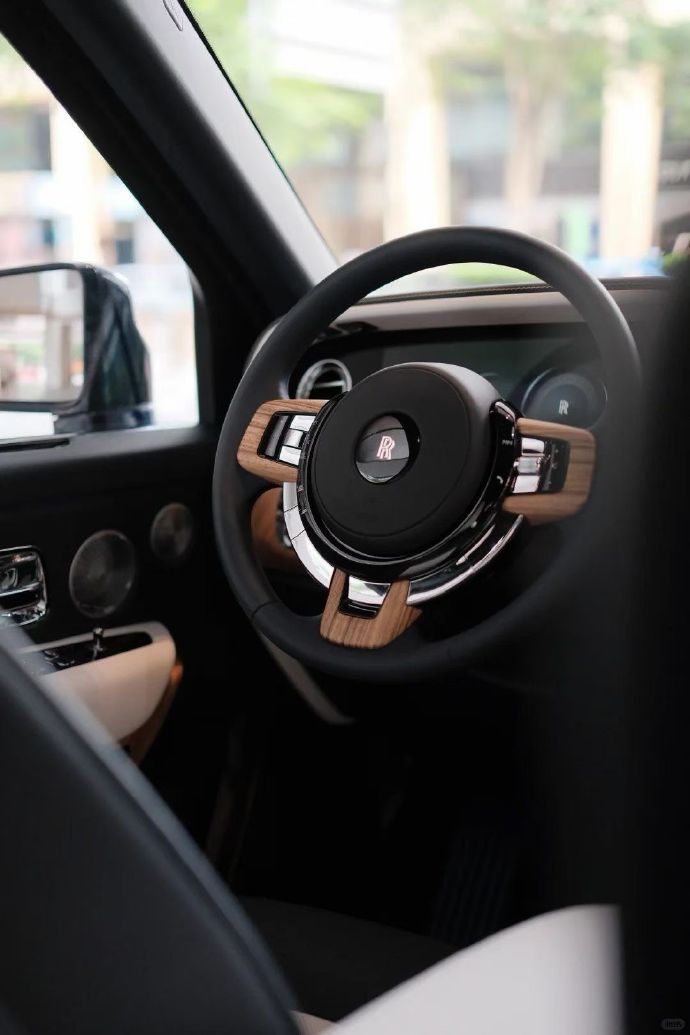 一起来欣赏下顶级豪车劳斯莱斯的内饰！ 尤其是中控区域部分的木饰板，真的都能满足每