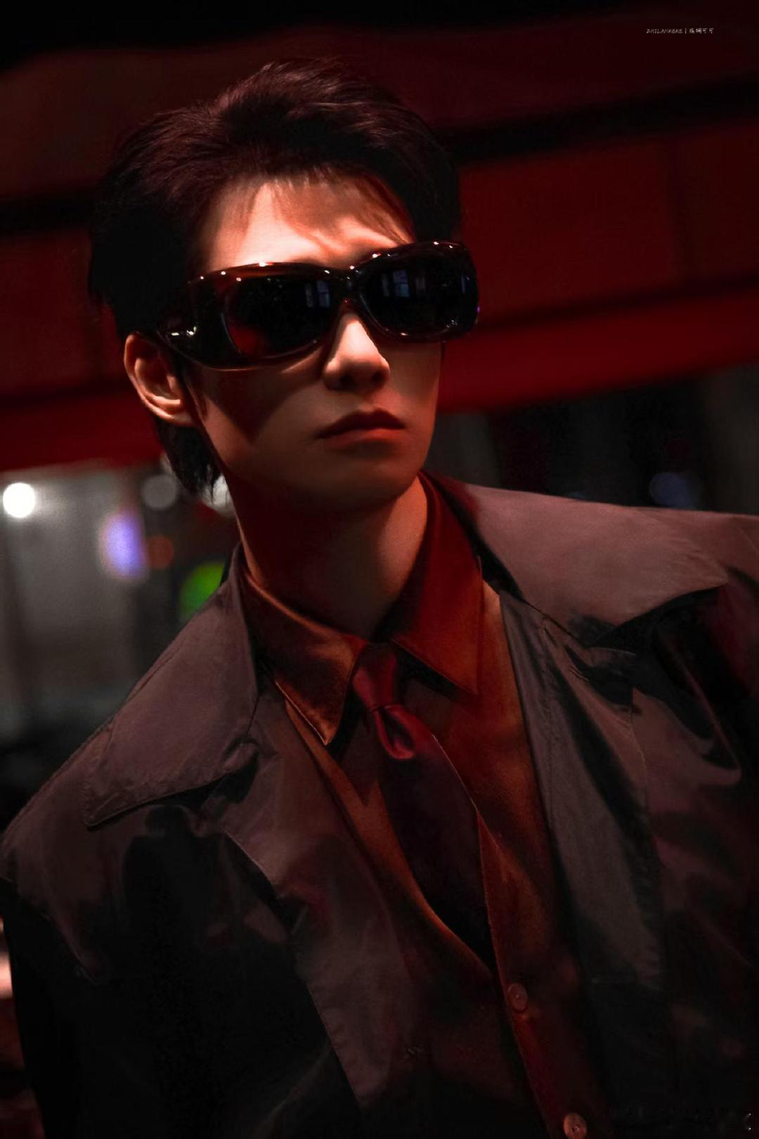 魏大勋 哪里摔倒哪里叭今日快乐源泉魏大勋！摔倒起身试图帅气收场，奈何身体诚实地趴