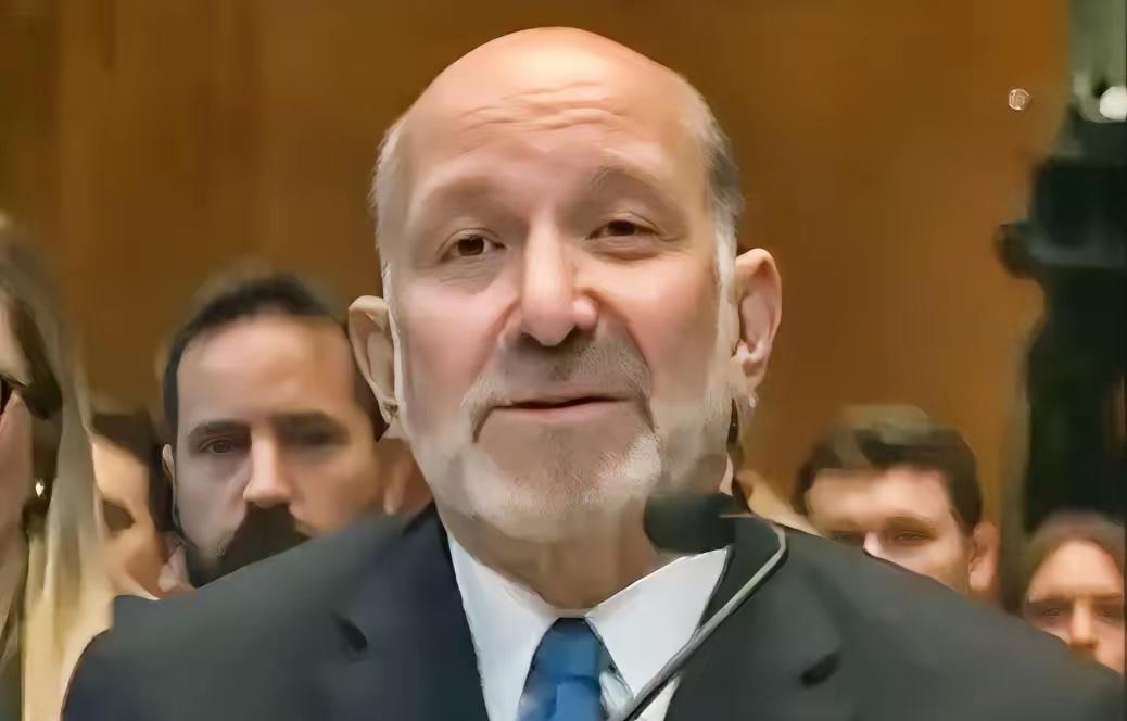 自作自受，搬起石头砸自己的脚
近日，美国商务部长卢特尼克透露，尽管特朗普政府早在