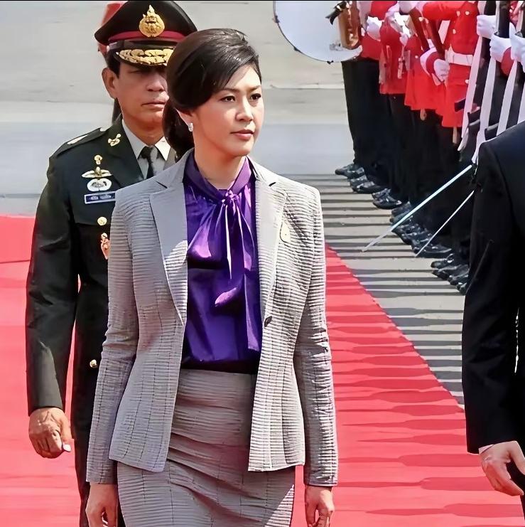 感觉英拉这辈子估计都回不了泰国了！本来最宠她的亲哥哥他信，一心将女儿佩通坦推上总