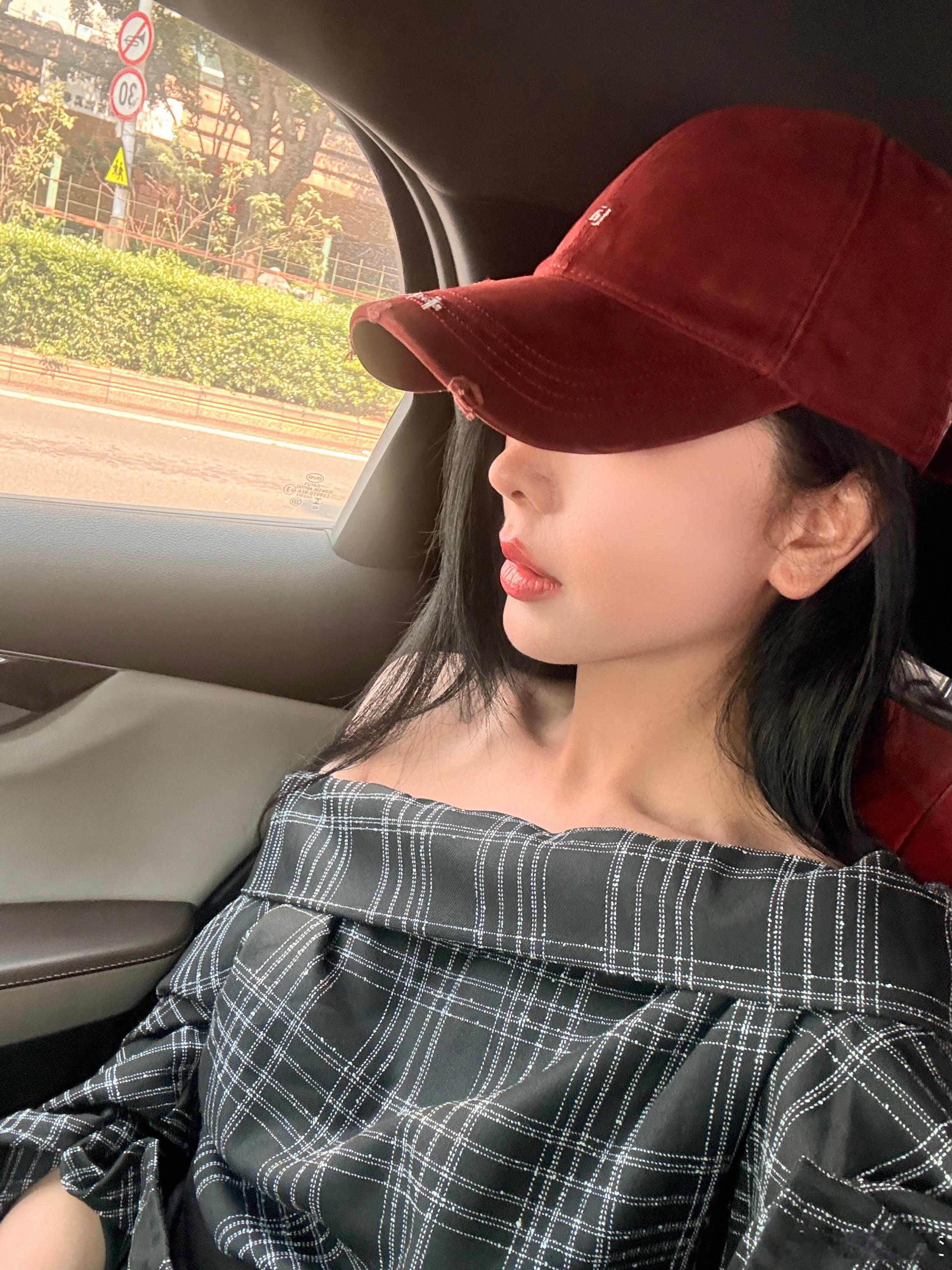 今天小化了个淡妆！说说黄微后第六天的感受 就是以前要化三层底妆才能达到的平整度和