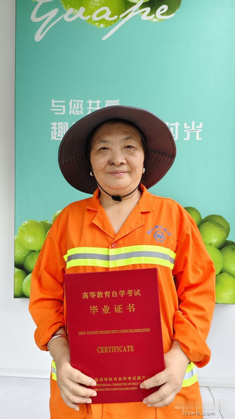 我们总容易被现实生活驯化。觉得为生计奔波之后，爱好、理想都该主动让步。好像只有拥