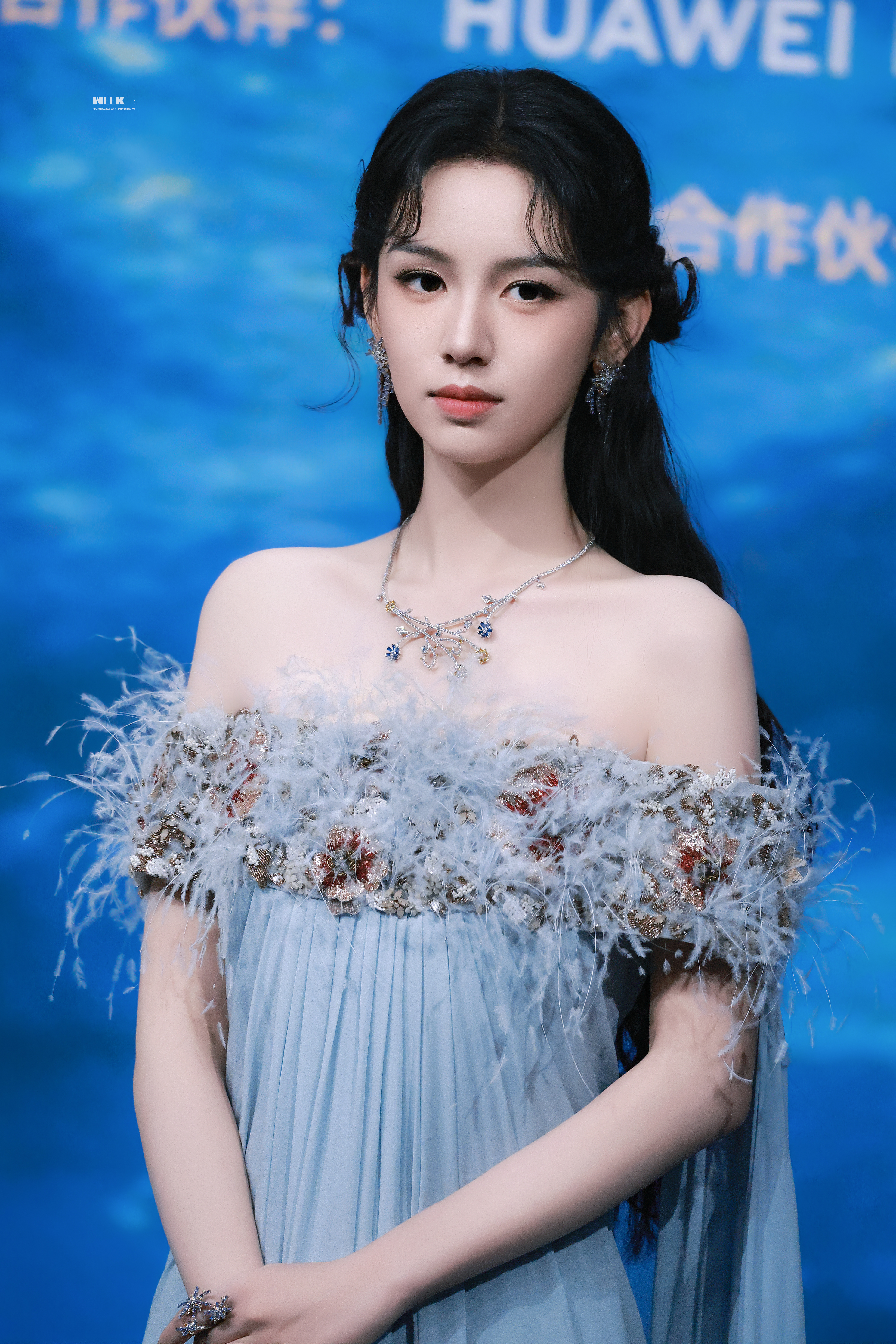 周也·舞台上的仙女✨ 优越肩颈线条一览无余，锁骨精致，肌肤通透，清冷又柔美的气质