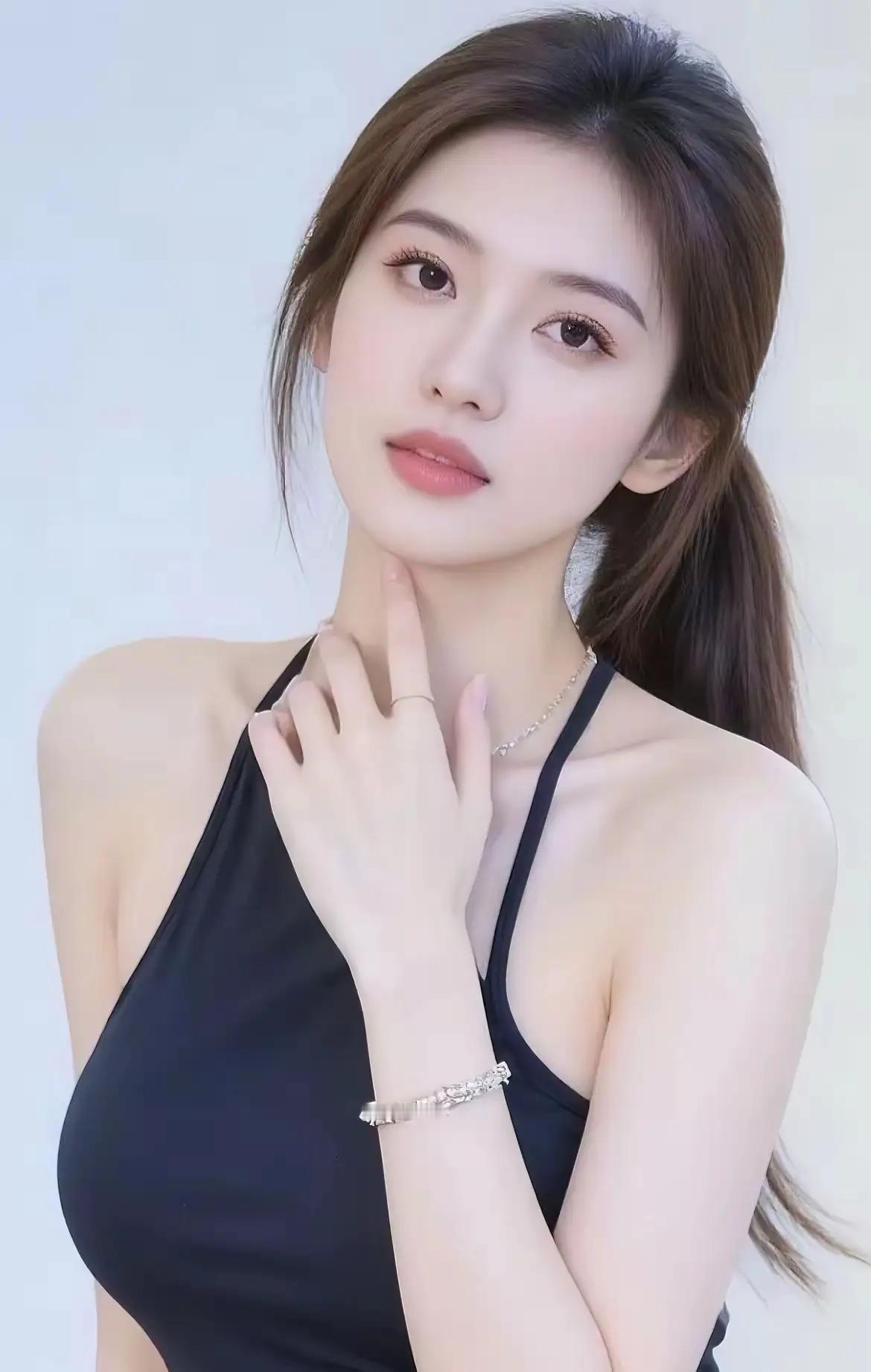 优雅黑裙，气质满满，指尖轻触，尽显温柔。💝🌟💖