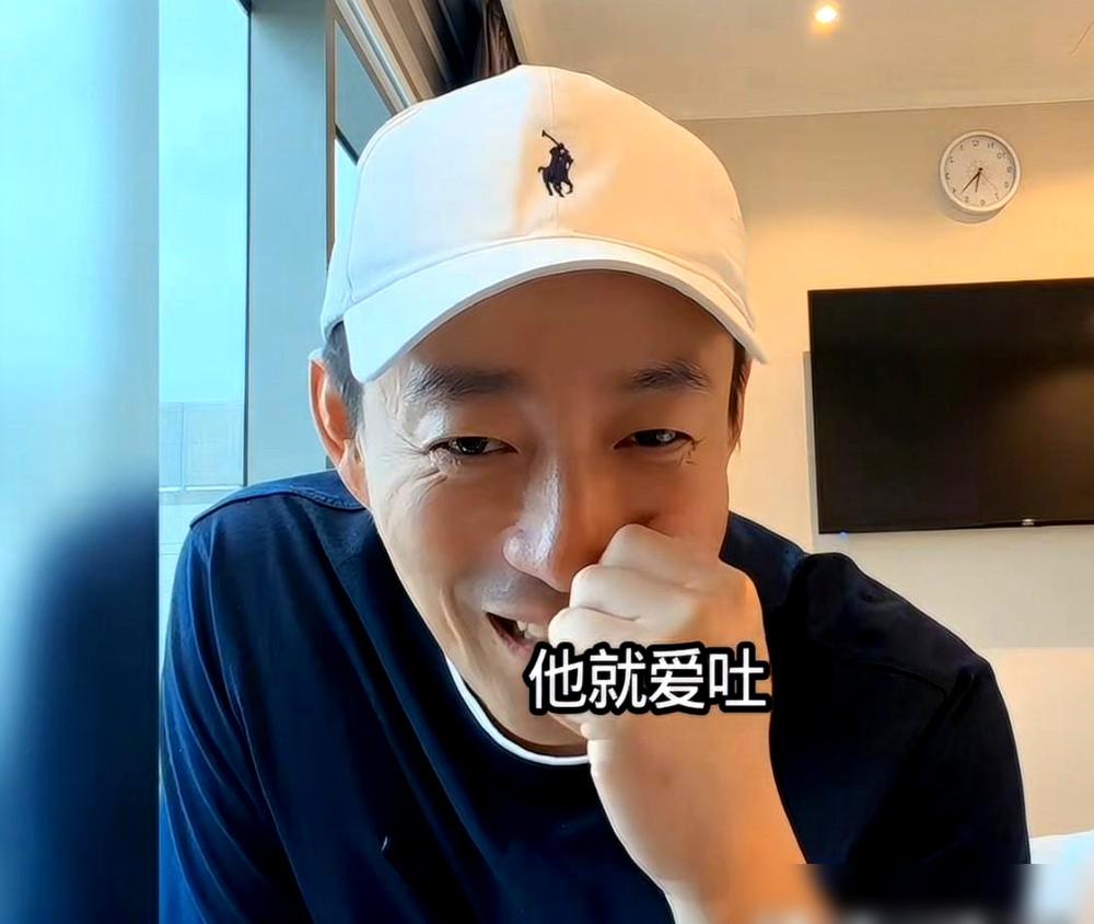 汪小菲当众给孩子拍嗝，自夸像逗小猴子，可一见到张兰的镜头，他秒变“木头人”！
 