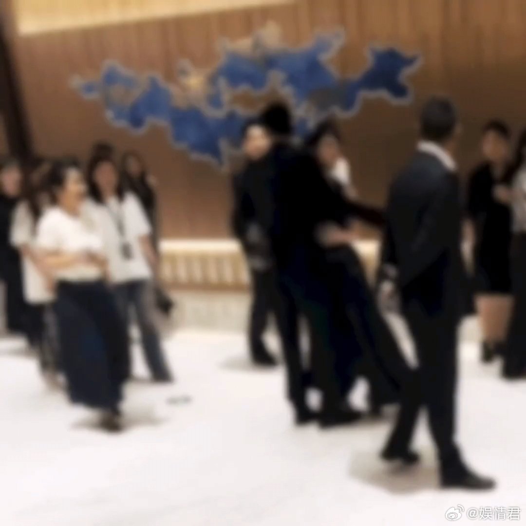 胡歌张开手臂杨紫就跑着抱上去胡歌杨紫白菊多杰也有售后胡歌张开手臂杨紫就跑着抱上去