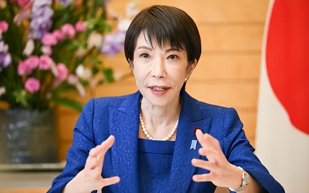 这两天总有朋友跑来问我，说太阳打西边出来了，那个最硬的“铁娘子”高市早苗居然服软