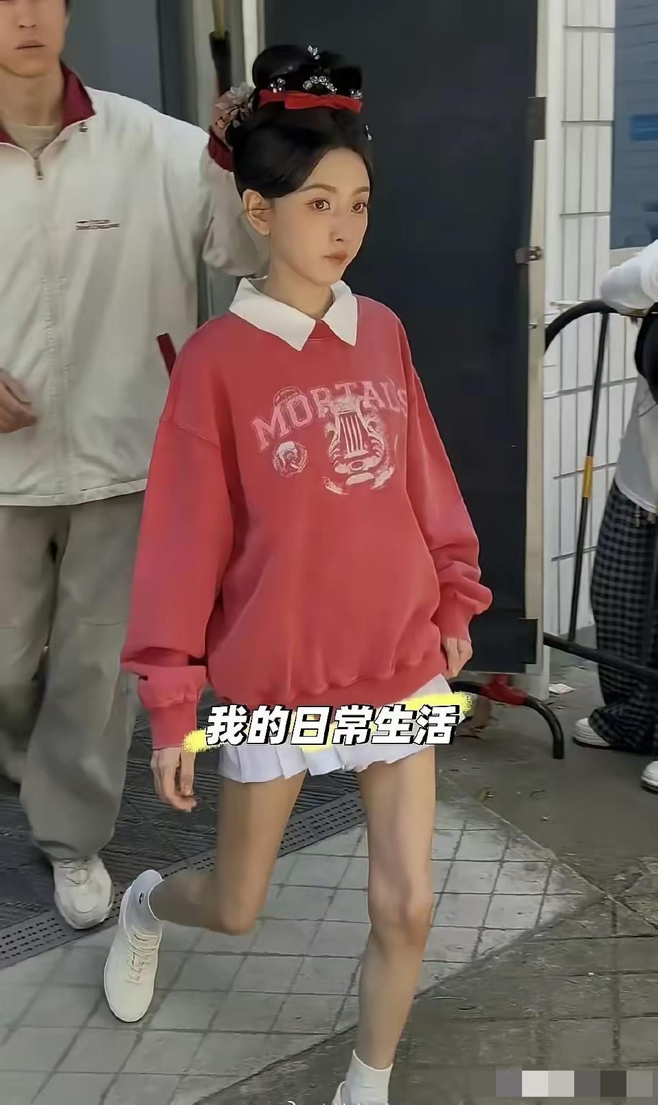 据说这是宋祖儿，瘦到像大头娃娃一样…，腿都是凹的，真是…～怕怕！！本来她就小脸只