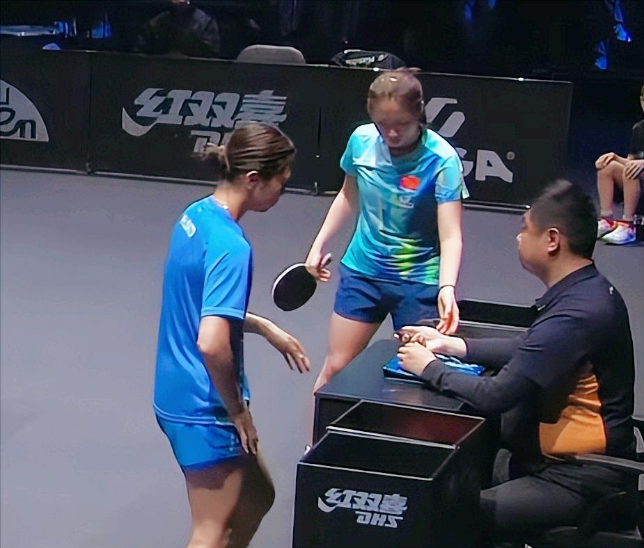 突发！中日顶尖削球手对决，
第二局就开始数板子！

第一局
朱梓予和佐藤瞳都是削