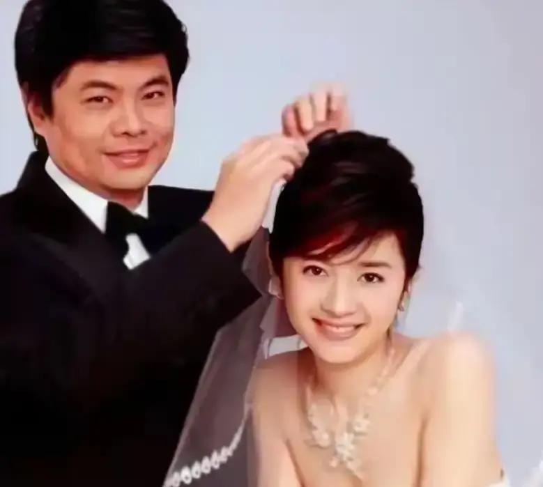 丁健把肖桦的嫁妆变成纳斯达克敲钟的门票，转身用一亿现金买断她十年青春。

当年公