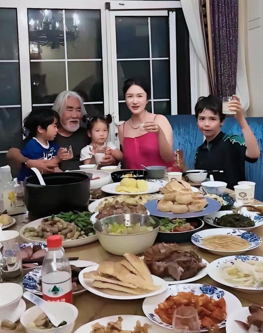 74岁的张纪中目前可谓是妻娇娃小，欢乐有加，这算是晚年幸福美满了吗？

看似乐也