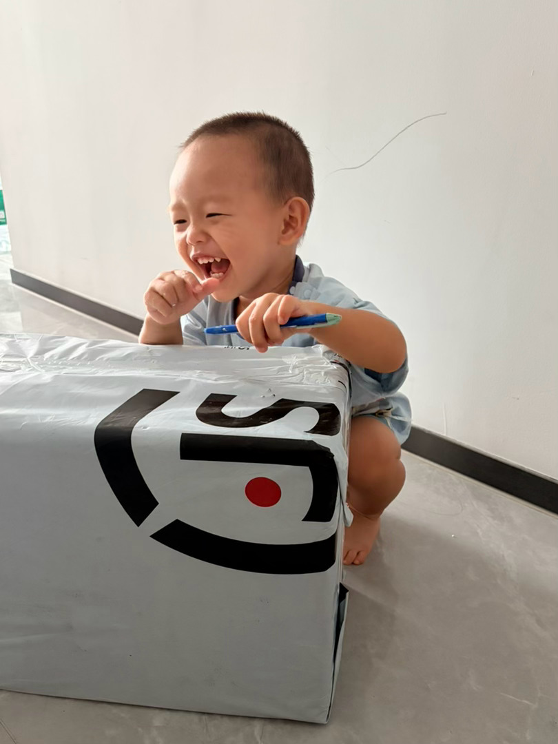 下午吃过午餐就犯困了，老妈躺在床上没多久就睡着了，这娃叫着要喝奶🍼。冲了240