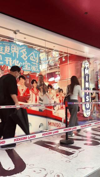 上海街头偶遇罗永浩 这家名创果然是顶流！全球游客都在排，现在连罗永浩都来了，下次