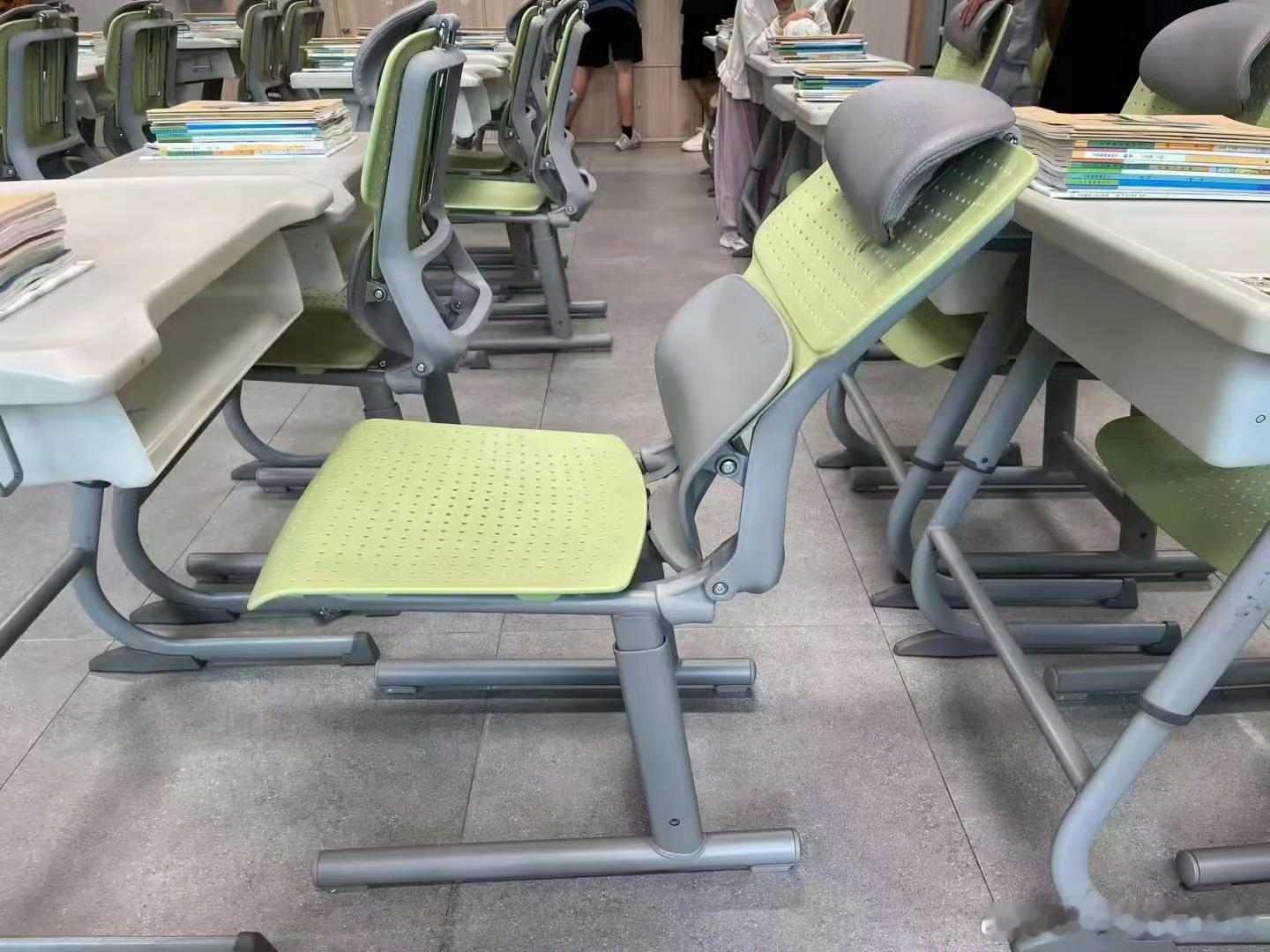 深圳小学午休椅火了值得点赞[good]午休这样躺着可以补一下觉，比趴着睡舒服多了