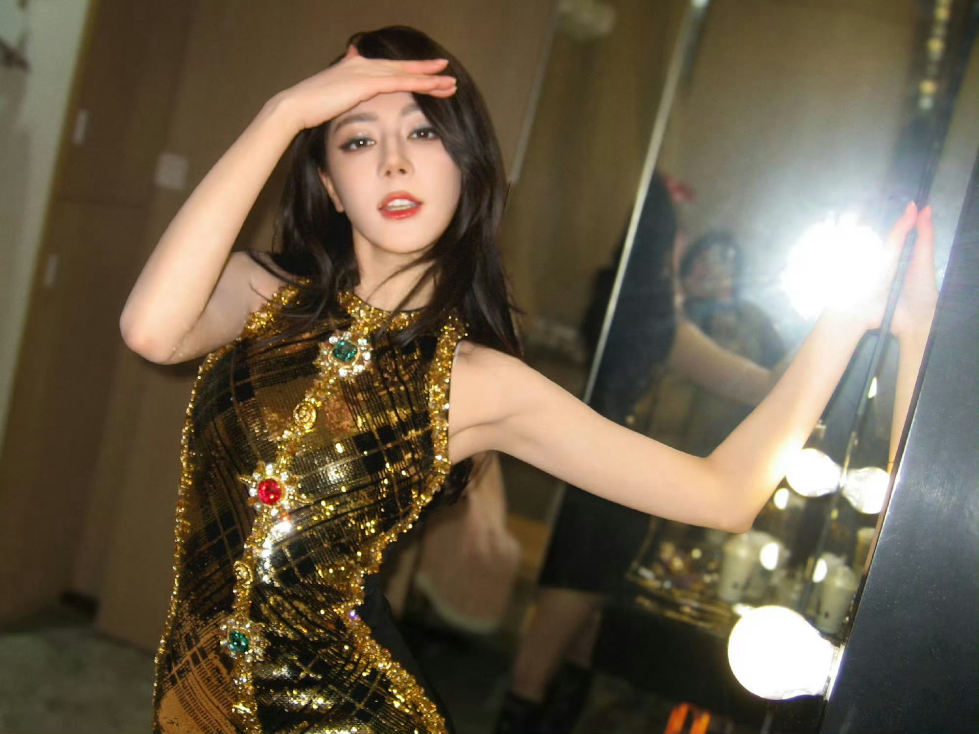 迪丽热巴的鎏金宝石妆迪丽热巴在苏州迪奥高级珠宝晚宴上的“黑天鹅”造型引发广泛关注