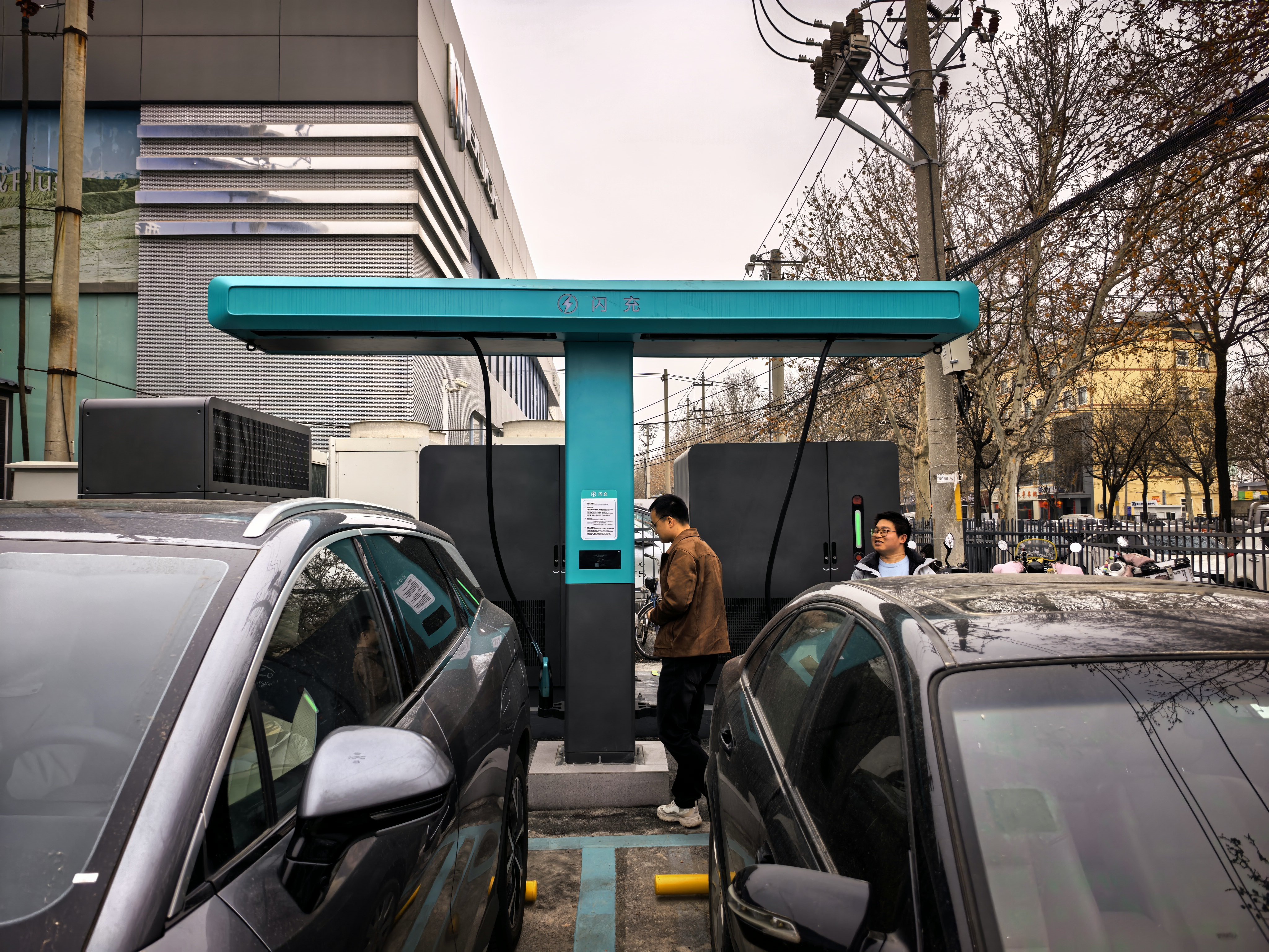 去附近的比亚迪闪充站看了一下，本来想充，结果还没开通。站在腾势中心，西安开了不少