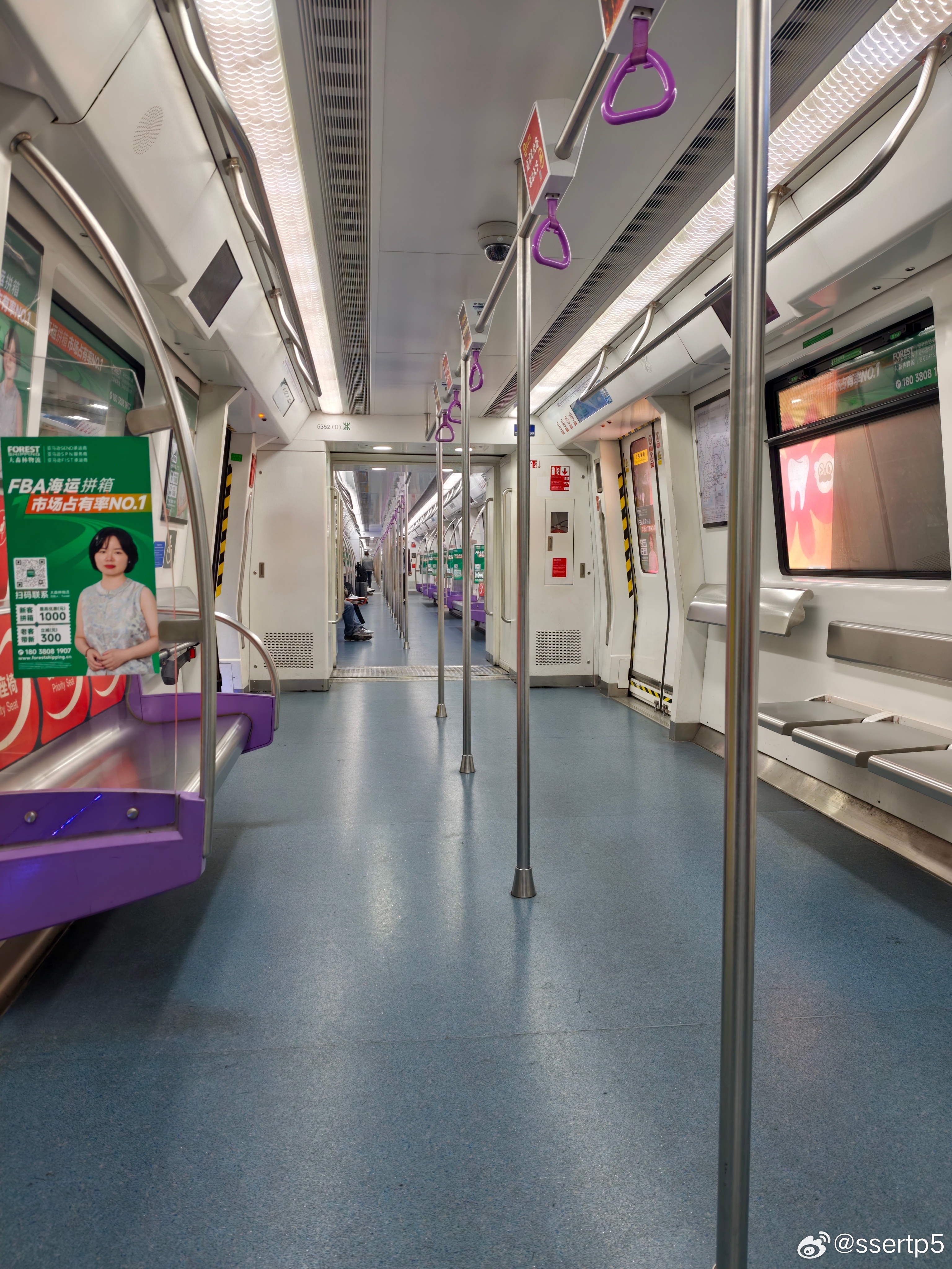 没想到周六这个点深圳北站五号线的地铁没啥人。我记得上次这个点这个地儿，我差点都没