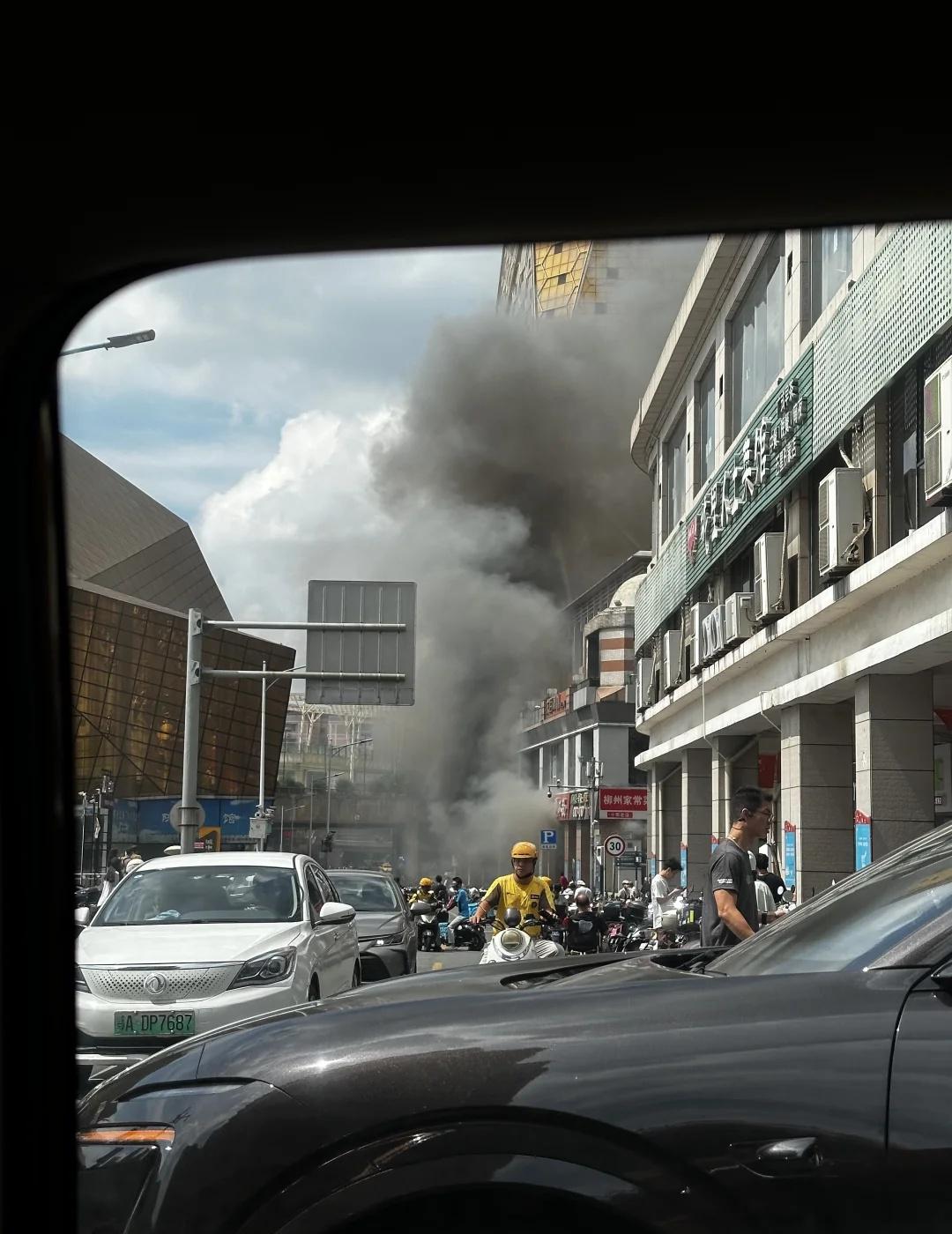 柳州突发！！着火了
有温度的城市 城市观察者 人类与自然灾害 城市建设者 愿少一