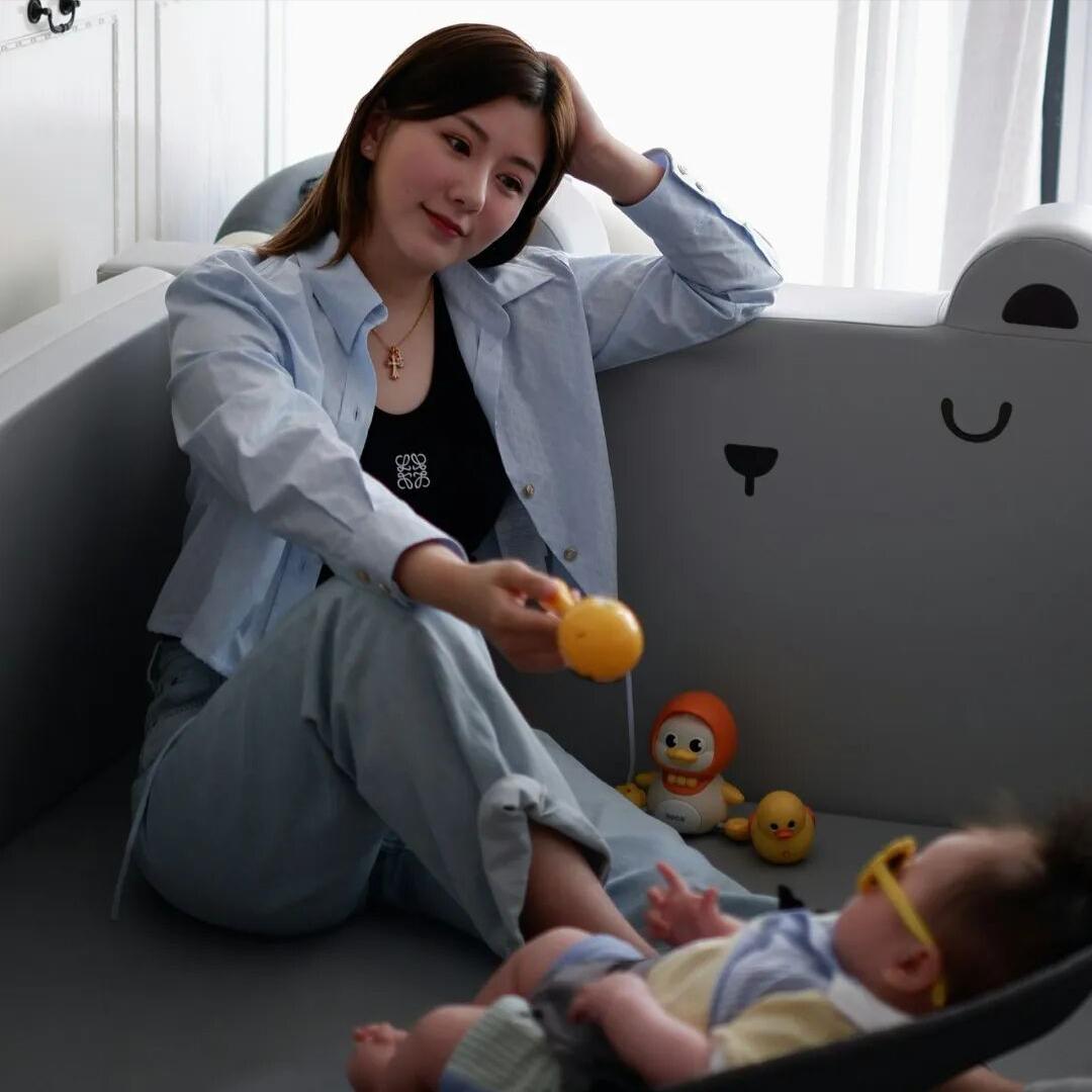 TVB小花陈嘉慧在2月8日官宣喜讯，
二胎儿子平安降生！
她在社交媒体上晒出怀抱