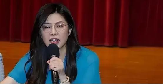 国民党副主席张荣恭最近在节目里爆了个猛料，说郑丽文根本不是大家以为的 "统一女神