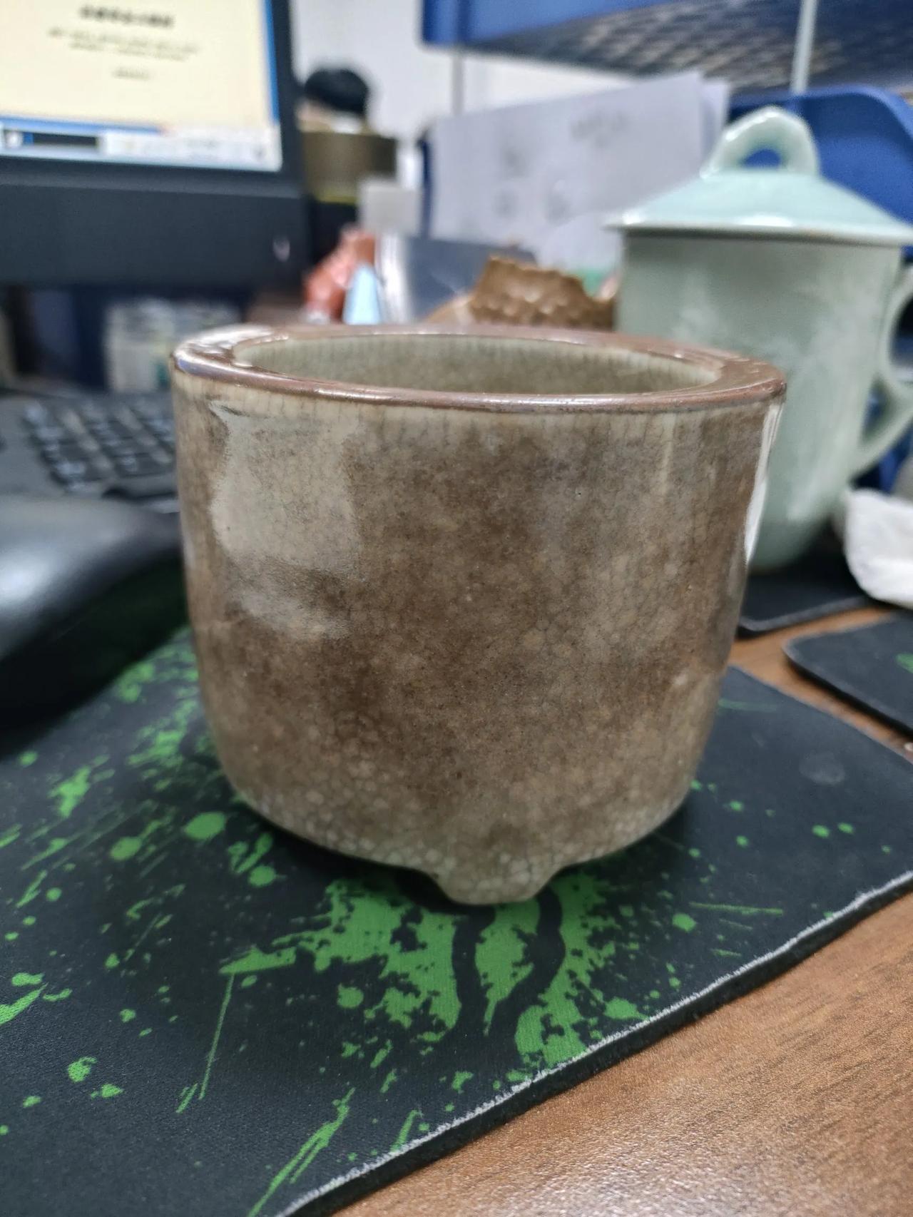 哥釉筒式香炉多见，但是这种带酱釉口沿和三足的哥釉筒式炉却是少见。本来店主说别人订