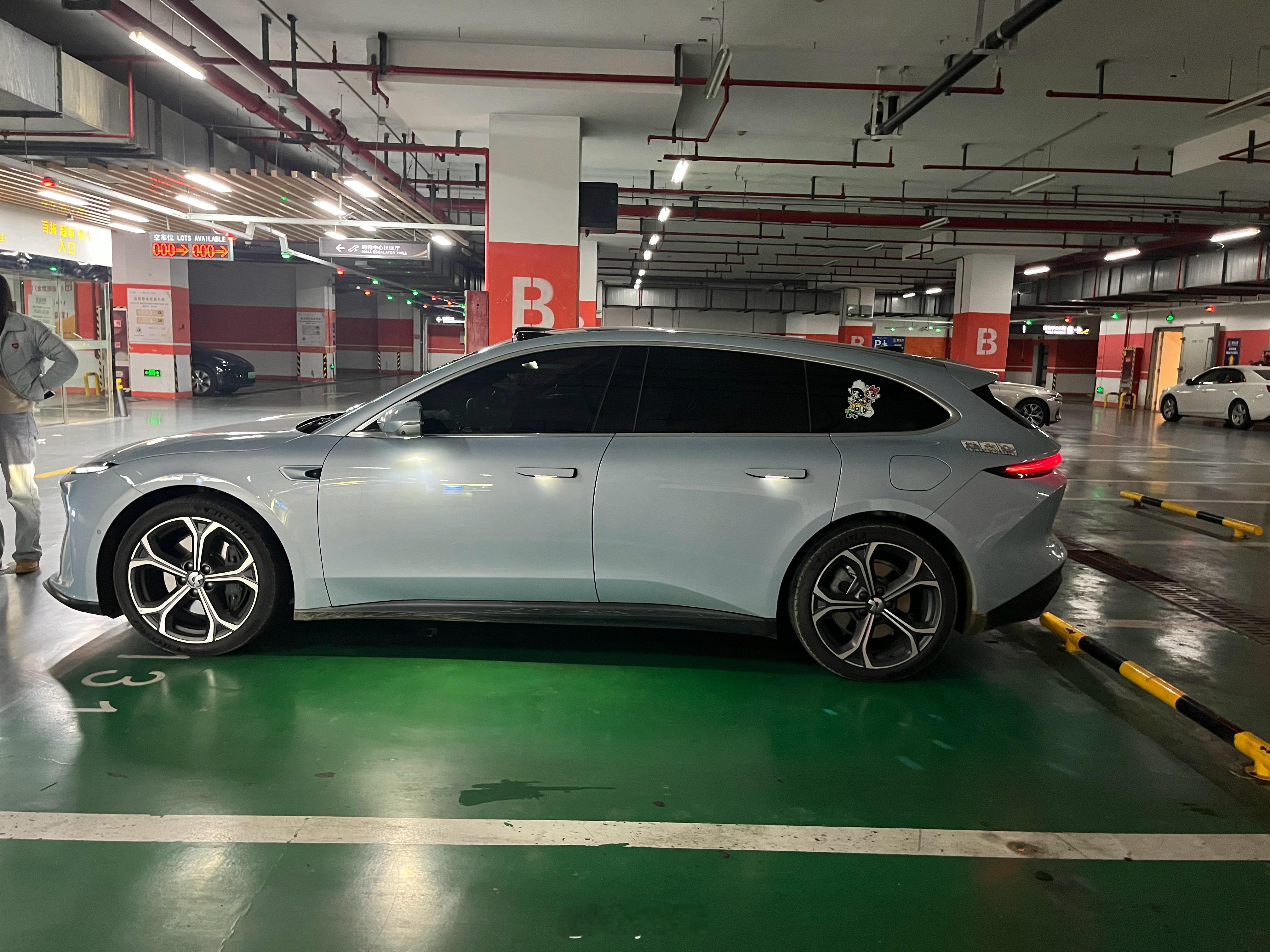 最近总开舒服的车，突然开这车路感竟然如此丰富，方向盘传来的振动可太多了，简直性能