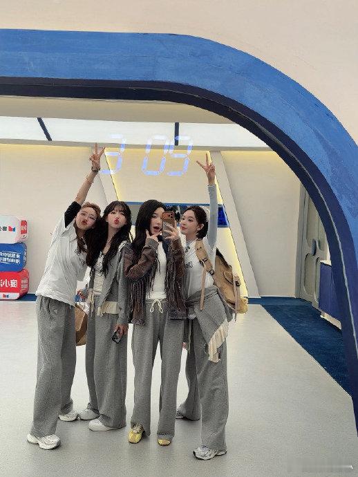 张月代斯和睡着的陈瑶合影在娱乐圈这个充满故事的大舞台上，时不时就会有一些有趣的小