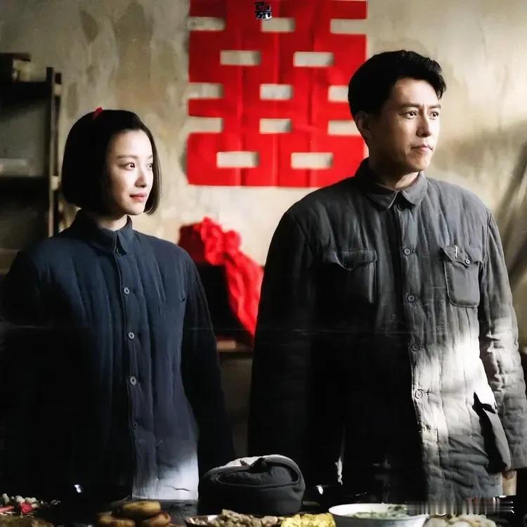 这是一张剧照，画面赏心悦目，女演员倪妮戴红围巾超有范儿，演技超棒，男演员是谁？独