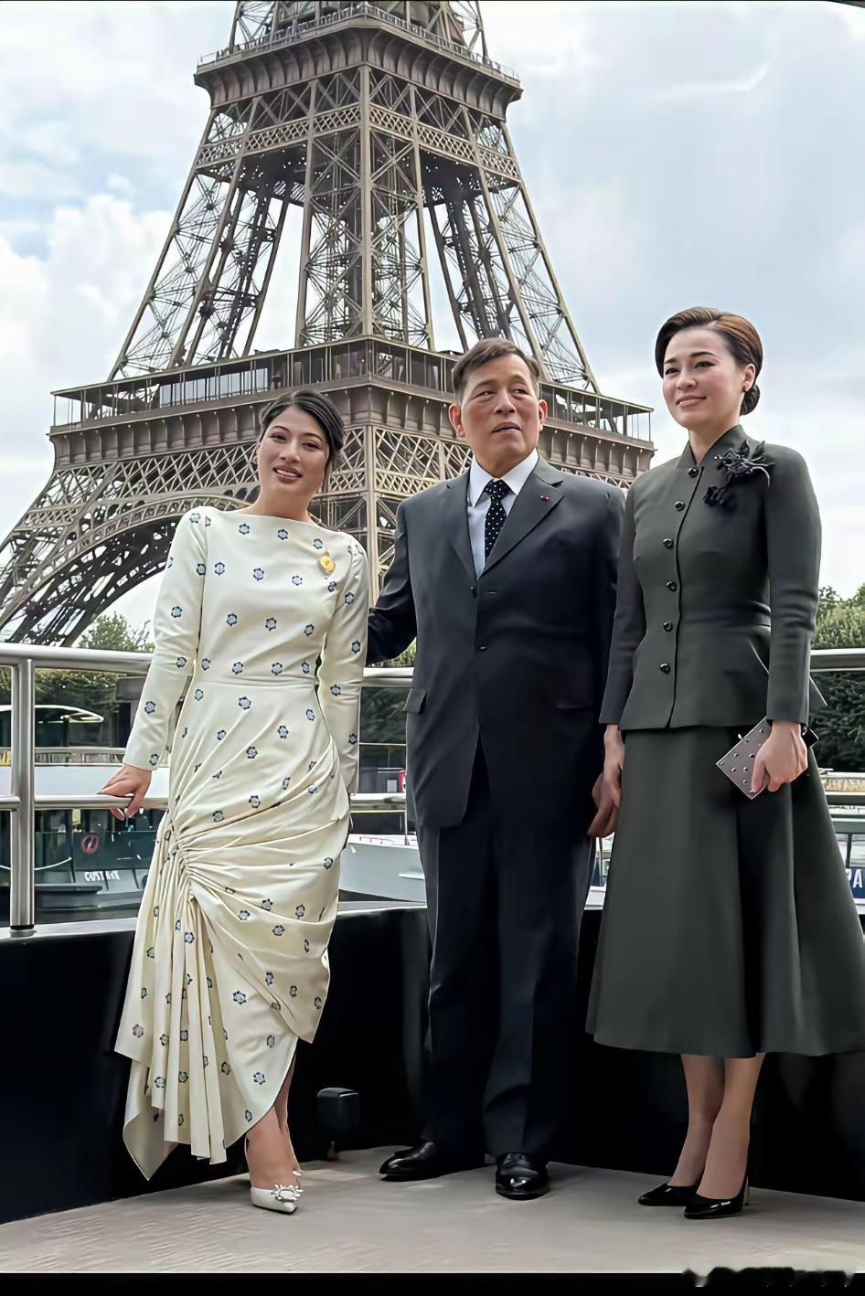 泰王一家在法国游览塞纳河，艾菲尔铁塔下留下珍贵合影，神兽公主太有范儿了。 