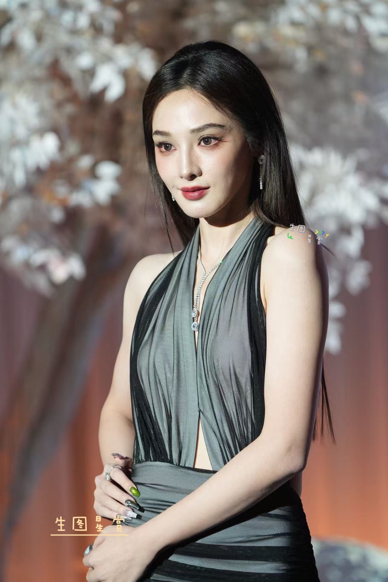 彭小苒搜狐时尚盛典走秀腰腹和美背太绝了彭小苒把深V缝起来了彭小苒