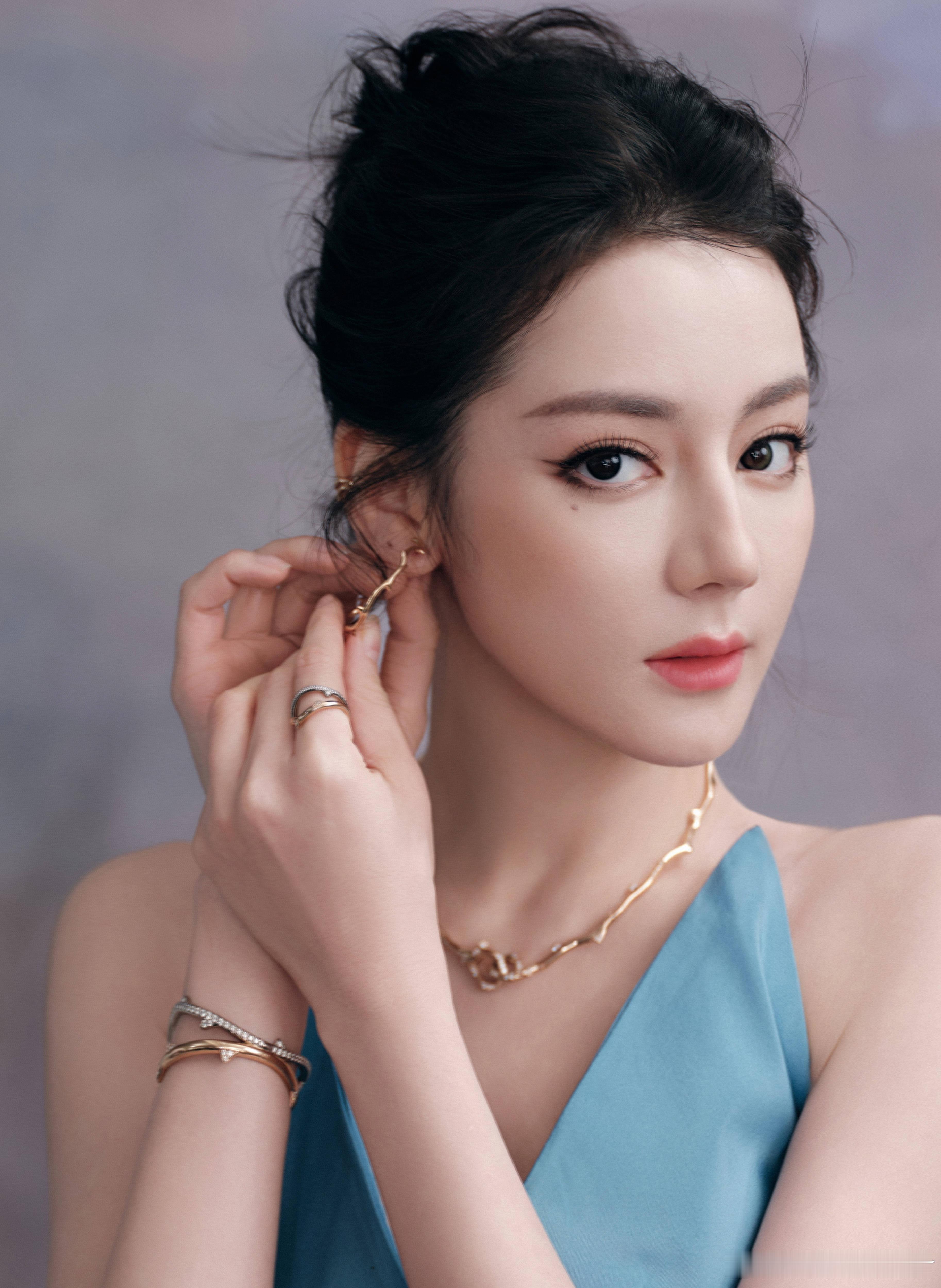 最权威的全球品牌大使品牌迪丽热巴迪奥全球品牌大使迪丽热巴迪奥副总裁亲自迎接迪丽热